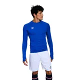 Remera técnica de compresión Umbro, color azul, con cuello redondo y mangas largas con orificio para el pulgar. Presenta el logo de la marca estampado en el pecho.