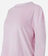 Pijama de dos piezas confeccionado en plush, compuesto por una remera de manga larga con cuello redondo y un pantalón largo de corte recto con cintura elástica. Presenta un diseño con textura embossada en relieve en toda la prenda.