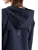 Campera deportiva Under Armour con capucha, confeccionada en tejido resistente al agua y al viento con tecnología UA Storm. Presenta cierre frontal completo, puños elásticos, ventilación en la espalda y detalles reflectantes.