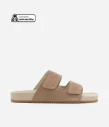 Sandalia masculina tipo slide de gamuza en color tostado, con dos tiras anchas ajustables mediante velcro, plantilla texturizada y suela de goma con relieve dentado.