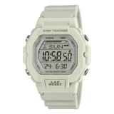 Reloj Casio digital deportivo color beige claro, con caja cuadrada y correa de resina. La esfera digital muestra la hora, fecha, día de la semana, nivel de pasos (Step Tracker) y resistencia al agua de 100 metros.