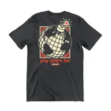 Remera de algodón con estampado gráfico en la espalda que representa un globo terráqueo con forma de bomba y la leyenda 'going nowhere fast'.