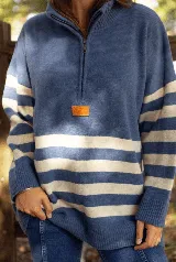 Buzo de lana merino con diseño a rayas horizontales en azul y blanco, cuello alto con cierre frontal y mangas largas.