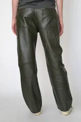 Pantalón de cuero verde oscuro, de corte recto y estilo denim, con bolsillos delanteros y traseros.