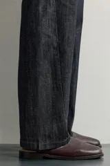 Zueco de piel color marrón oscuro, con diseño liso, horma cuadrada y suela con ligero tacón.