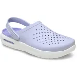 Zuecos Crocs modelo InMotion LiteRide Clog, de color gris en la parte superior perforada con tira trasera pivotante y suela gruesa de plataforma en color blanco con detalles negros.