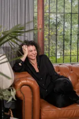 Camisa negra de satén con encaje en el ruedo y cierre frontal con botones.