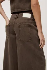 Jean wide leg de tiro bajo con calce relajado y piernas amplias, color celeste claro, estilo clásico de cinco bolsillos.
