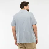 Remera tipo polo de manga corta en color azul, con cuello y puños acanalados que presentan un detalle de línea blanca. Cuenta con cierre frontal de dos botones y logo bordado en el pecho.