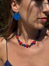 Collar corto con cuentas de coral, nácar teñido y cristales checos. Se cierra con cadena de acero quirúrgico y ganchito para regular el largo.