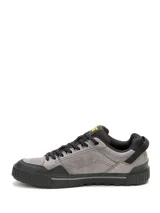 Sneaker para hombre marca CAT, modelo Axiom Charcoal, color gris con detalles en negro y logo amarillo en la lengüeta. Confeccionada en cuero encerado desgastado y gamuza revestida de PU, con forro y plantilla de espuma de PU moldeada.