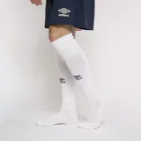 Medias de fútbol blancas hasta la rodilla, con logo de Umbro en negro en el frente.