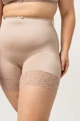 Calza corta modeladora color piel, confeccionada en lycra con terminación en puntilla en la pierna con efecto antideslizante.