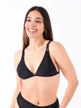 Top de bikini negro con copas triangulares y tirantes dobles.