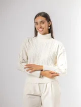 Sweater de tejido de punto con cuello alto y diseño de trenzas verticales en el frente y las mangas. Presenta puños y ruedo acanalados.