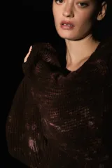 Sweater oversized de tejido de punto con escote en V y diseño teñido estilo batik en tono marrón oscuro.
