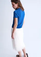 Buzo de punto color azul, con cuello polo y manga corta, de diseño recto.