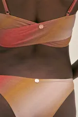 Top de bikini cruzado con escote en V y breteles regulables, confeccionado en tela suave de lurex con degradado de color que va del naranja al beige.