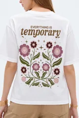 Remera blanca de manga corta, cuello redondo a la base y diseño holgado, confeccionada en algodón.