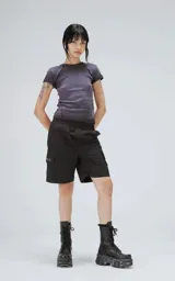 Remera baby tee de manga corta y cuello redondo, confeccionada en tejido ribb de algodón. Presenta un corte ajustado al cuerpo con costuras visibles en los hombros y un acabado de borde crudo en el ruedo.