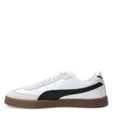 Championes Puma modelo Club II Era, de diseño retro urbano. Presentan una combinación de cuero y gamuza en color negro, con la icónica franja lateral en blanco y suela de goma color caramelo. Incluyen plantilla SoftFoam+ para mayor amortiguación.