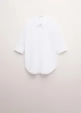 Camisa de algodón de diseño recto, cuello camisero, manga tres cuartos y cierre delantero de botones ocultos con tapeta.