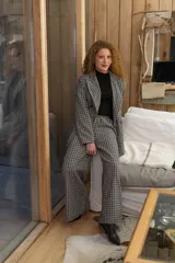 Pantalón de paño tiro alto de corte ancho y holgado, con estampado a cuadros en tonos marrones y beige.