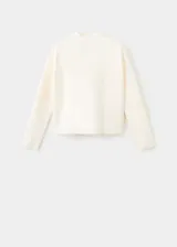Sweater de punto fino color blanco off-white, con cuello perkins y manga larga, de corte recto.