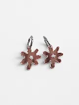 Dijes colgantes en forma de flor abstracta con esmalte color marrón y bordes metalizados en tono rosado, diseñados para aros de tipo argolla.
