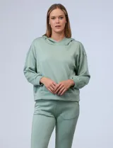 Buzo deportivo verde agua de modal, con capucha y bolsillos delanteros.