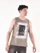 Musculosa sin mangas color verde militar con cuello redondo. Estampado frontal en blanco y negro que simula una fotografía de palmeras en la playa con texto en la parte inferior.