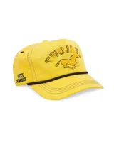 Gorra tipo trucker color amarillo con bordado frontal que incluye la frase 'TWOJEYS' y la silueta de un caballo. Presenta un cordón decorativo negro en la base de la visera y el texto 'CITY COWBOYS' bordado en el lateral.