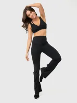 Calza deportiva negra de corte flare con cintura alta y logo estampado en la cadera.