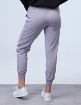 Pantalón jogger color beige, marca Zac & Rachel, con pretina ancha elastizada, lazo de ajuste, bolsillos delanteros y puños elastizados en los tobillos.