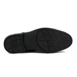 Zapato acordonado de cuero negro, con suela baja y puntera redondeada.