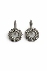 Aros tipo argolla con dije circular compuesto por una combinación de cuentas metálicas de acero inoxidable y cristales de murano en tonos grisáceos.