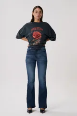 Jean oxford tiro bajo, color negro, de corte ajustado en la parte superior y con botamanga acampanada. Cuenta con bolsillos funcionales, pasacintos y cierre frontal con botón metálico.