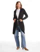 Chaqueta de punto color beige con frente abierto, cuello con solapa, mangas largas y bolsillos frontales. Incluye un lazo para ajustar en la cintura.
