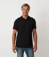 Remera polo de corte comfort, confeccionada en algodón peruano de alta calidad. Presenta cuello clásico con tapeta de botones y mangas cortas. Diseño liso y texturizado, ideal para un look casual y fresco.
