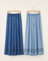 Palazzo de denim celeste claro, de corte wide leg, con cintura elástica y detalle de bordado decorativo en el ruedo.