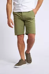 Bermuda tipo chino de corte recto, color verde oliva, con cierre frontal de cremallera y botón, bolsillos laterales y traseros, y pasacintos en la cintura.