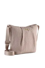 Cartera bandolera Puma tipo bucket bag, de color negro con diseño fruncido, correa ajustable y logo de la marca impreso en dorado en el frente.