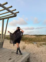 Poncho marrón de punto tipo crochet.