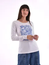 Remera de manga larga color negro con cuello en V. Presenta un estampado gráfico frontal en color blanco con la frase 'You will Bloom Yourself' y un dibujo de una flor.