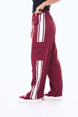 Championes de lona color negro con plataforma de goma blanca y cordones blancos. Presentan ojales metálicos en color cobre.