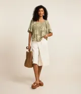 Blusa verde con estampado de cocoteros, escote cuadrado con lazo en el cuello y mangas cortas godê.
