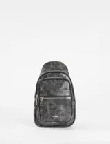 Riñonera cruzada de cuero sintético con acabado efecto desgastado. Cuenta con múltiples compartimentos con cierre metálico y bolsillo vertical en la parte posterior.