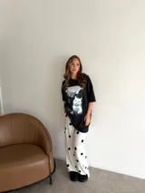 Remeron negro de corte oversize con estampa frontal de gatos. Confeccionado en algodón, presenta cuello redondo y mangas cortas.