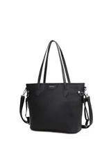 Cartera tipo tote de textura granulada, color negro, con doble asa de hombro y correa larga ajustable y extraíble. Cuenta con herrajes metálicos plateados y logo de la marca grabado en la parte frontal.