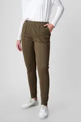 Pantalón babucha verde oliva con cintura elástica y corte slim fit.